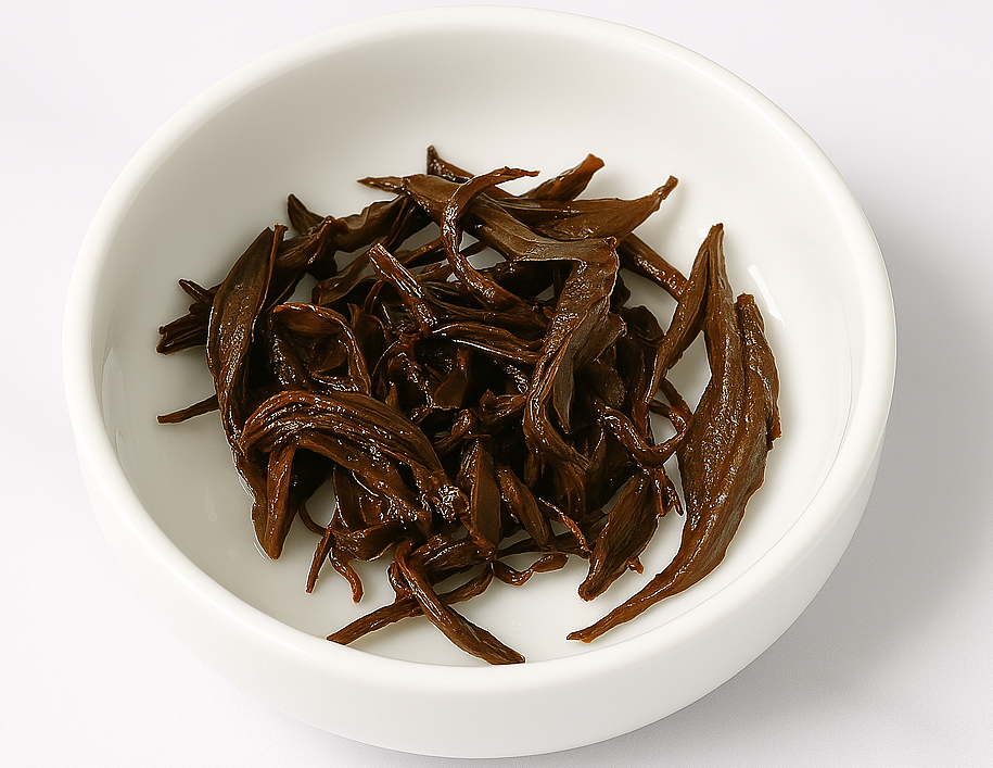 Brewed Lishan black tea with deep amber colour and honeyed tones