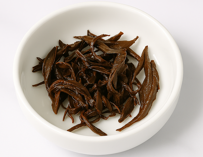 Brewed Lishan black tea with deep amber colour and honeyed tones